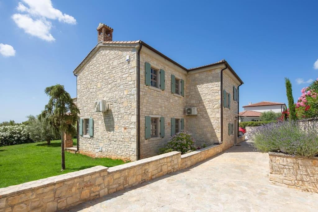 Rustic Villa Ruta With A Pool In Istria Sveti Lovrec Pazenaticki Exterior photo
